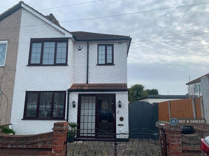 3 Bedroom Semi-Detached House To Rent In Beamway, Dagenham, RM10