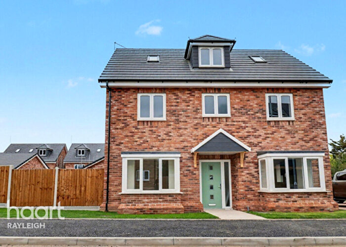 4 Bedroom Detached House For Sale In London Road, Rayleigh, SS6