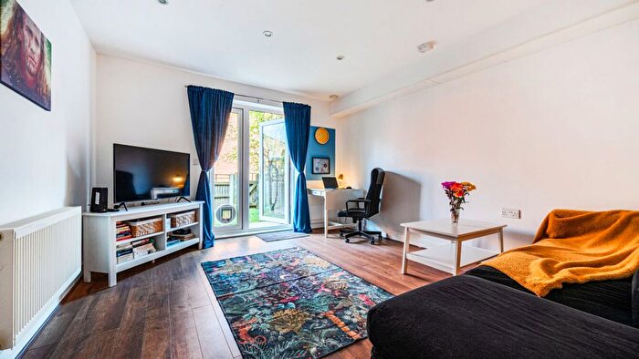 1 Bedroom Flat For Sale In Poppy Drive, Ponders End, EN3