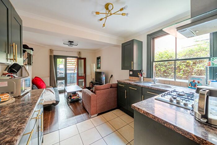 2 Bedroom Flat For Sale In Archway Road, London, N6