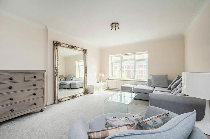 2 Bedroom Flat To Rent In Finchley Road, Temple Fortune, London, NW11