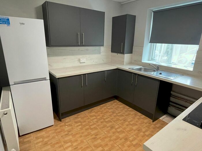 4 Bedroom Flat To Rent In Haldane Place, London SW18, London,