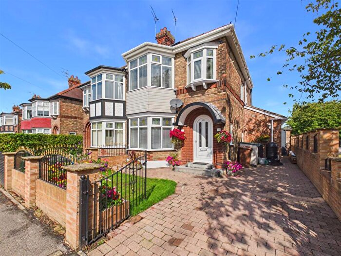 3 Bedroom Semi-Detached House For Sale In Ingleton Avenue, Hull, HU4