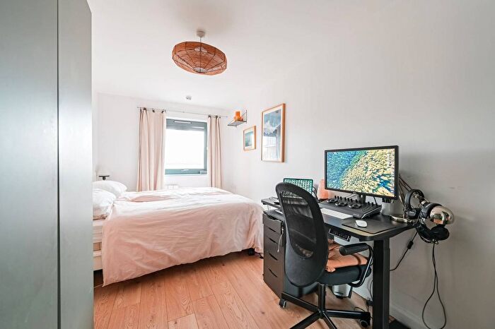 2 Bedroom Flat For Sale In Thomas Fyre Drive, Bow, London, E3