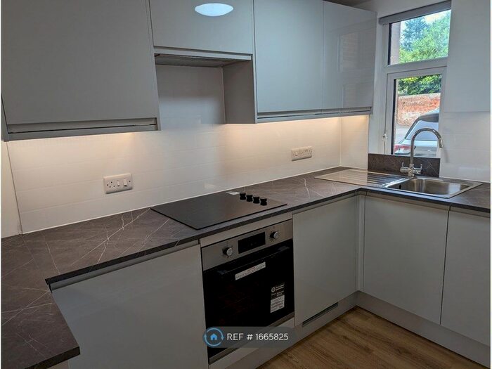 2 Bedroom Flat To Rent In Hawthorn Road, Chippenham, SN15