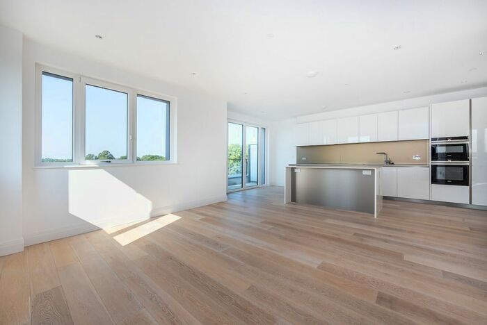 2 Bedroom Flat To Rent In Pinewood Gardens, Teddington, TW11