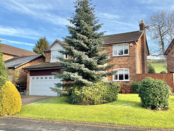 4 Bedroom Detached House For Sale In Hathersage Drive, Glossop, SK13