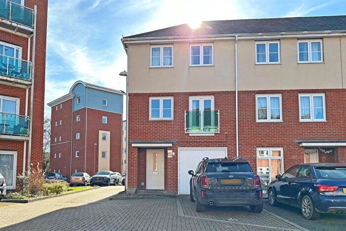 4 Bedroom End Terrace House For Sale In Gumbrell Mews, Redhill, RH1