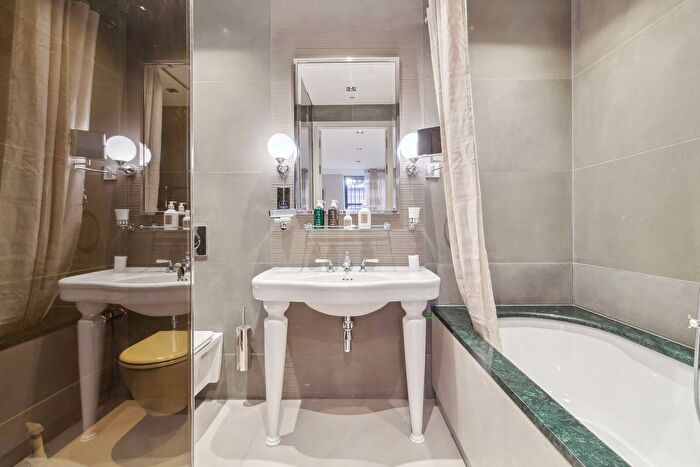 2 Bedroom Flat To Rent In Cadogan Square, London, SW1X