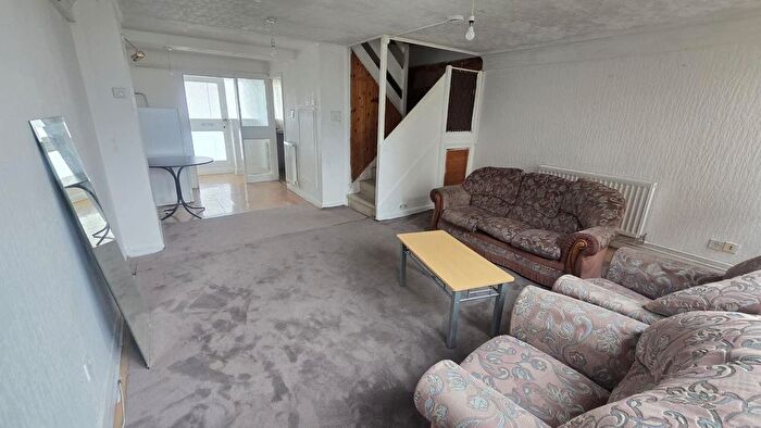 2 Bedroom Flat To Rent In Crane Lodge Road, Hounslow, Middlesex, TW5
