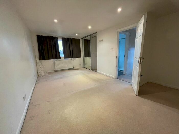 4 Bedroom Semi-Detached House To Rent In Headstone Gardens, Harrow, HA2