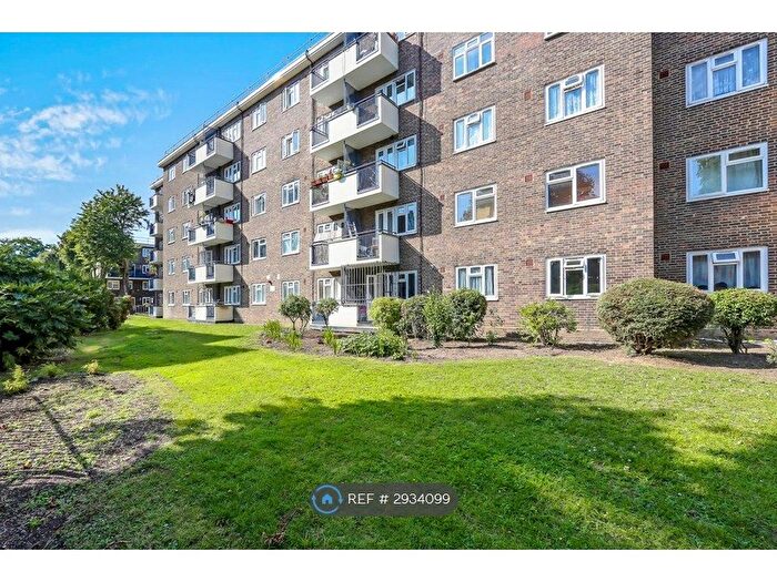 3 Bedroom Flat To Rent In Sylvia Court, London, N1