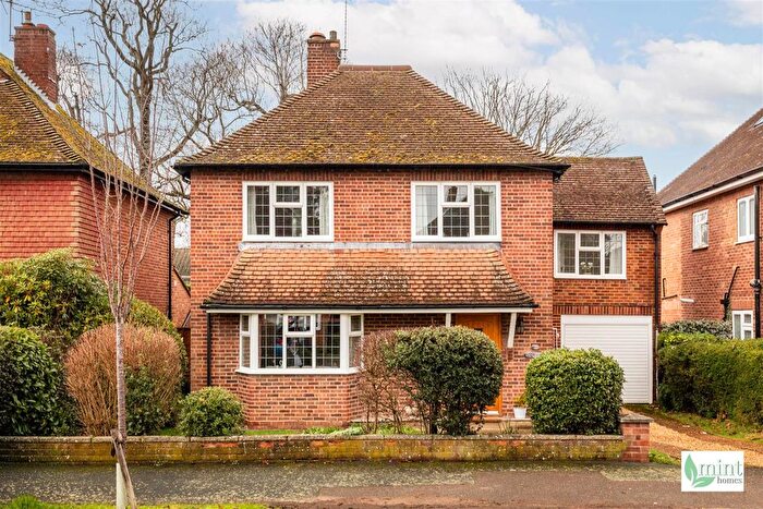 4 Bedroom Detached House For Sale In Weston Way, Woking, GU22