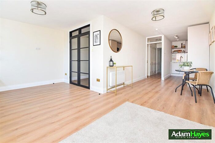 1 Bedroom Flat To Rent In Holden Avenue, North Finchley, N12