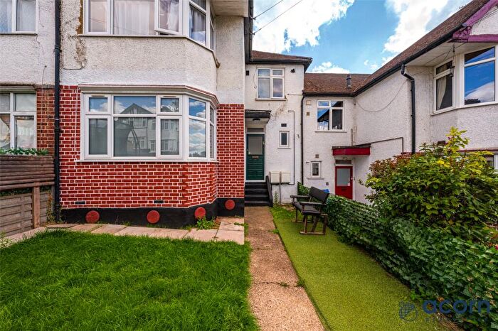 1 Bedroom Apartment For Sale In Oak Tree Dell, Kingsbury, London, NW9