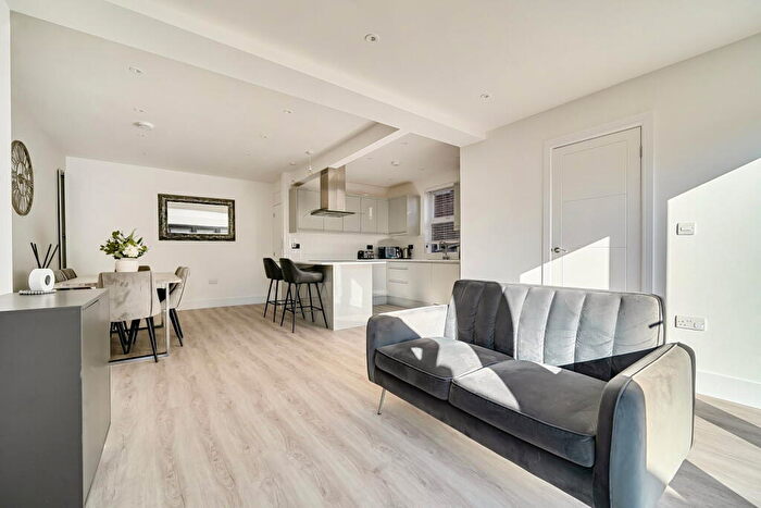 3 Bedroom Semi-Detached House For Sale In Dimond Road, Southampton, SO18