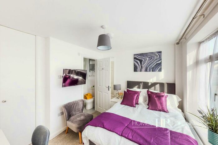 1 Bedroom Property To Rent In Martyrs Avenue, Langley Green, RH11