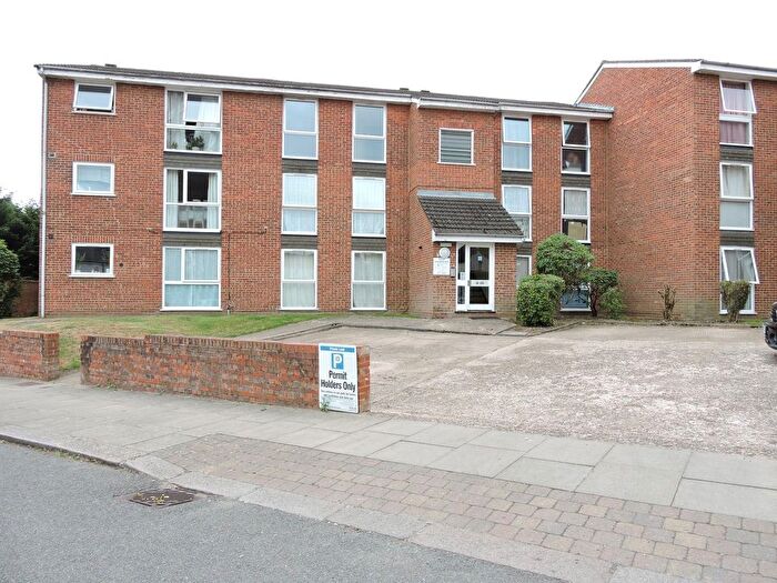 2 Bedroom Flat For Sale In Trinity Street, Chase Side, Enfield Town, Middlesex, EN2