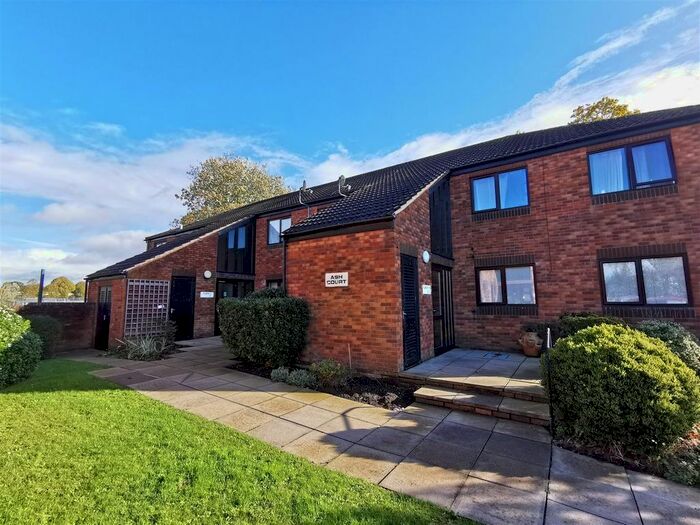 3 Bedroom Flat To Rent In Stanway Close, Taunton, TA2