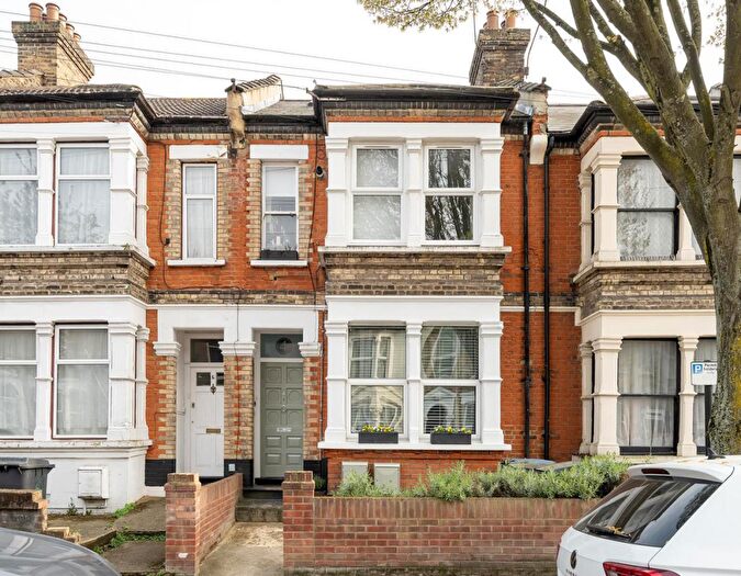 2 Bedroom Apartment For Sale In Grove Road, Walthamstow, E17