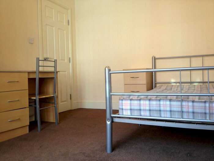 6 Bedroom Terraced House To Rent In Ruskin Avenue, Manchester M14