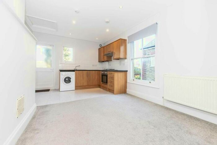 1 Bedroom Flat To Rent In Radbourne Road, Balham, SW12