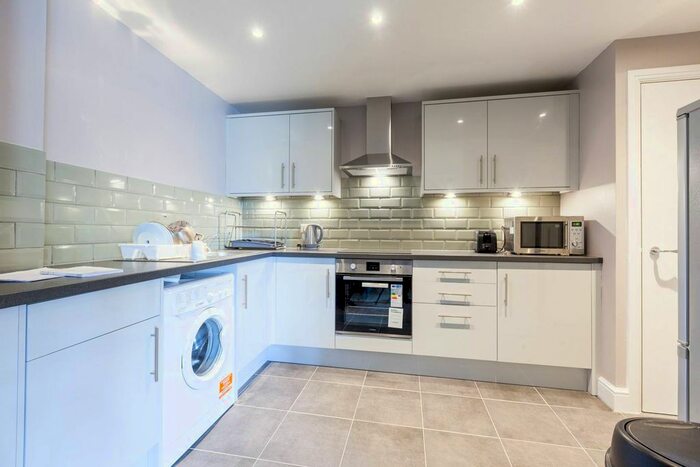 2 Bedroom Flat To Rent In Commercial Road, Aldgate, London, E1