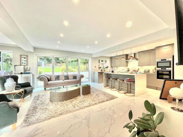 4 Bedroom Detached House To Rent In Raebarn Gardes, Hertfordshire, EN5