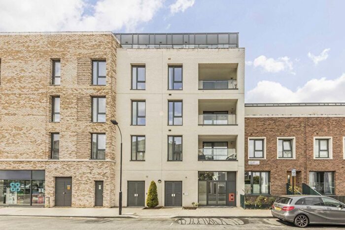 2 Bedroom Flat To Rent In Greenside Road, Greenside Road, W12