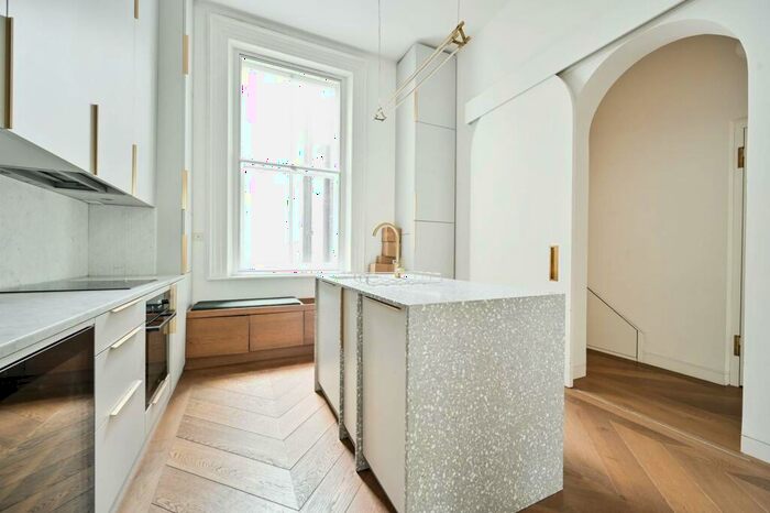 2 Bedroom Flat To Rent In Redcliffe Square, Chelsea, London, SW10