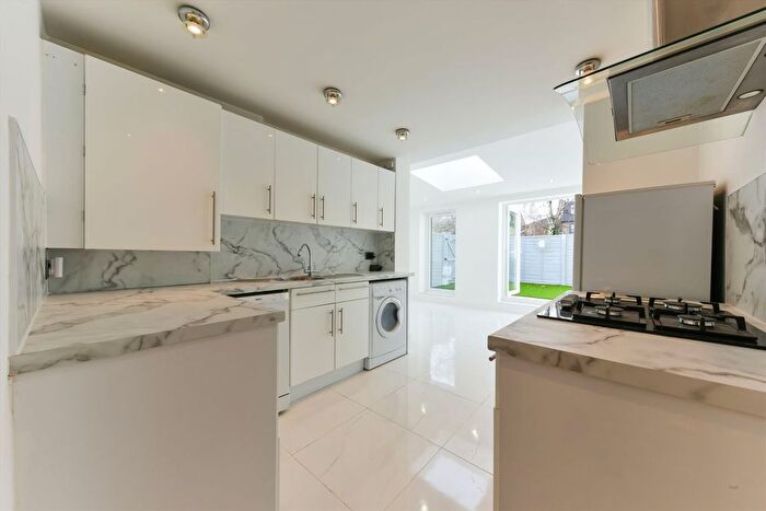 2 Bedroom Flat To Rent In Russell Road, Wimbledon, SW19