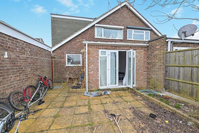 6 Bedroom Semi-Detached House For Sale In Reynard Way, Northampton, NN2