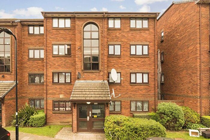 2 Bedroom Flat For Sale In Cotton Avenue, Acton, W3