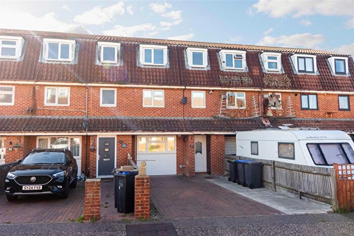 4 Bedroom Town House For Sale In Hurstfield, Lancing, BN15