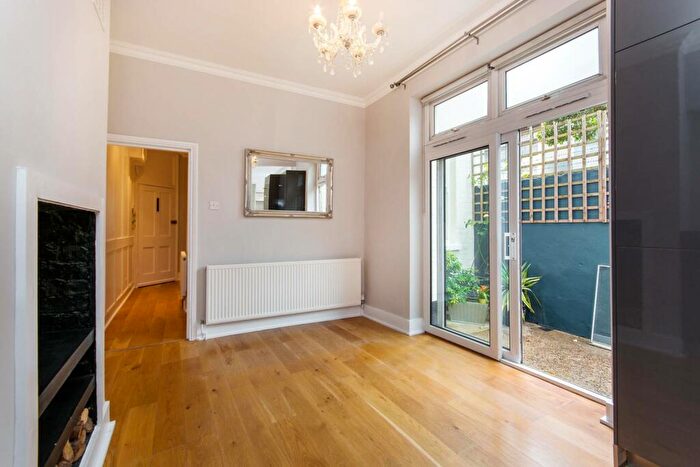 2 Bedroom Flat To Rent In Lomond Grove, Camberwell, London, SE5