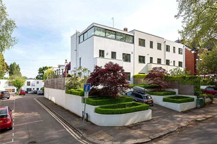 4 Bedroom End Of Terrace House For Sale In Shepherds Hill, London, N6