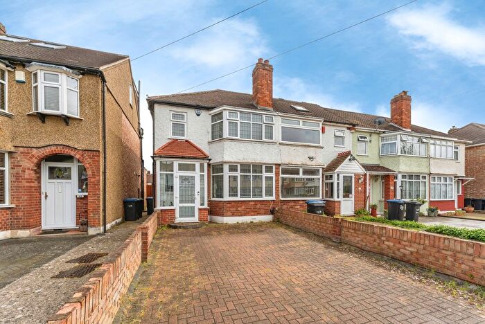 3 Bedroom End Terrace House For Sale In Tynemouth Drive, Enfield, EN1