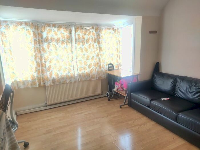 1 Bedroom Maisonette To Rent In Connaught Avenue, Hounslow, TW4