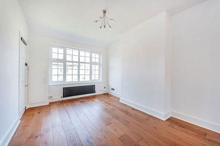 Studio For Sale In Fitzneal Street, East Acton, London, W12