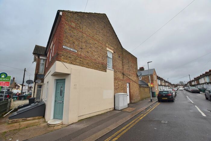 1 Bedroom Flat To Rent In Harwoods Road, West Watford, WD18