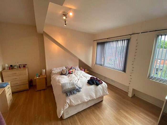 2 Bedroom House To Rent In Thomas Street, Leeds, LS6