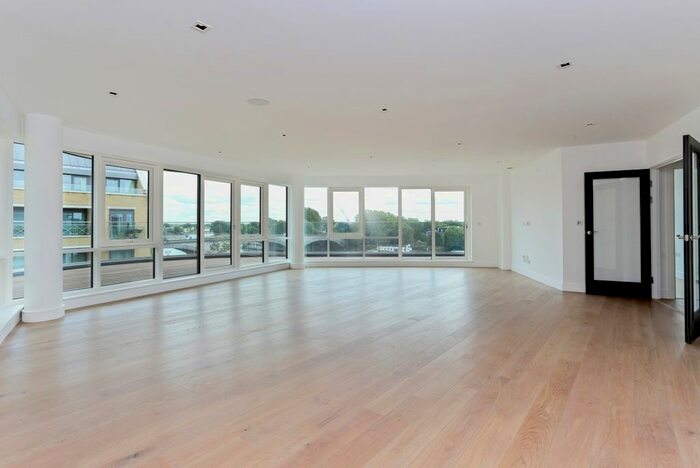 3 Bedroom Flat To Rent In Kew Bridge Road, Brentford, TW8