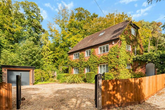 5 Bedroom Detached House To Rent In Reading Road North, Fleet, GU51