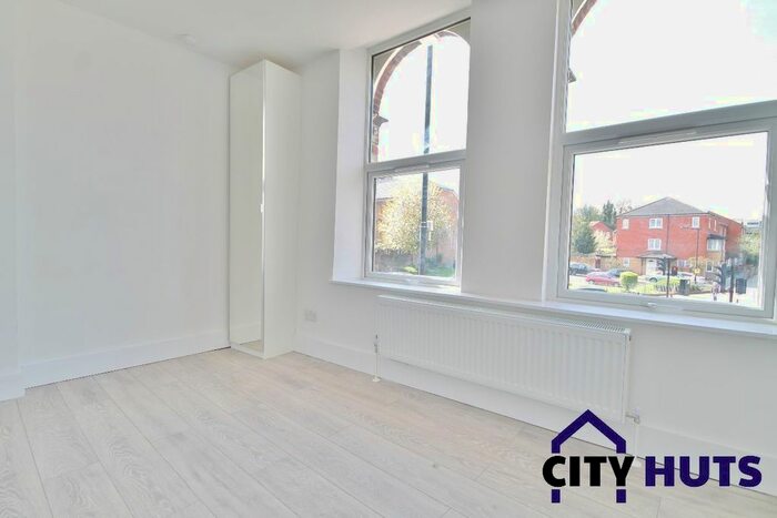 3 Bedroom Flat To Rent In Turnpike Lane, London, N8