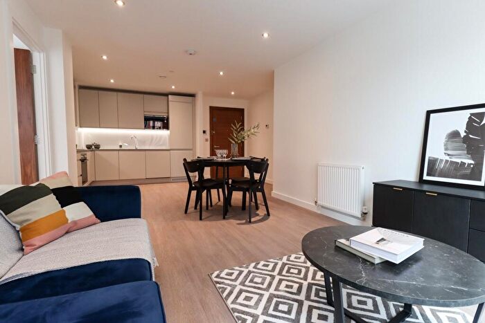 3 Bedroom Flat To Rent In Thames Quarter, Reading, RG1