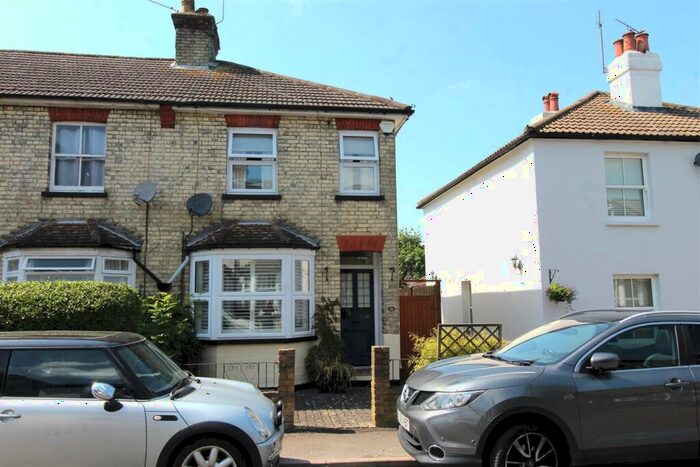 2 Bedroom End Of Terrace House For Sale In Coopers Road, Potters Bar, EN6