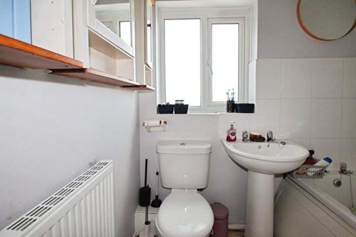 2 Bedroom Semi-Detached House For Sale In Ibbetson Road, Churwell, Morley, Leeds, LS27