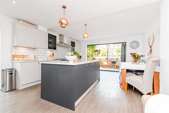 3 Bedroom Link Detached House For Sale In Vale Drive, Chatham, Kent, ME5