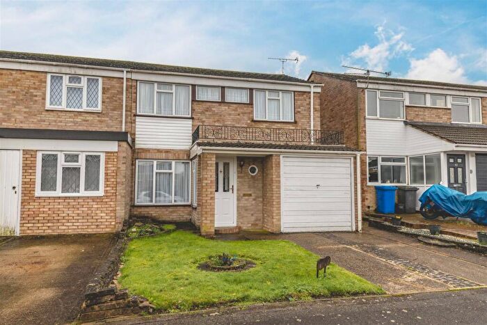 3 Bedroom House For Sale In Stirling Close, Windsor, SL4