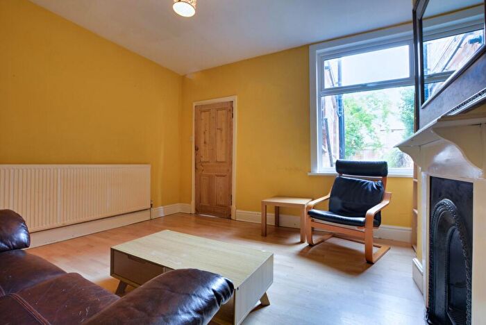 3 Bedroom Terraced House For Sale In Lytton Road, Clarendon Park, Leicester, LE2